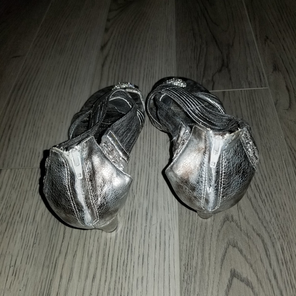 J. Renee Silver Metallic Thong Heel with back zipper closure - Picture 4 of 4